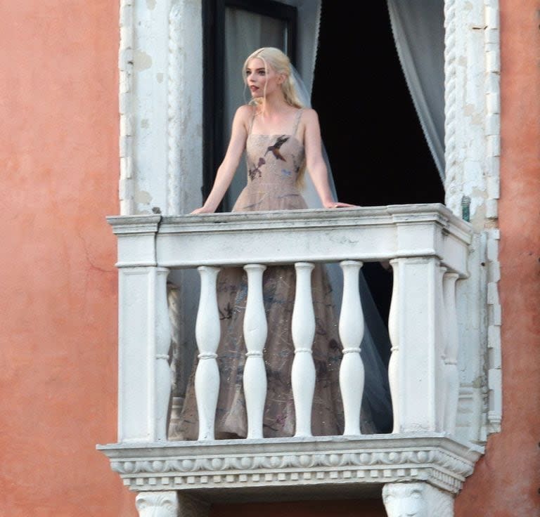 Anya Taylor-Joy en el Palazzo Pisani Moretta, en una imagen captada por los paparazzi