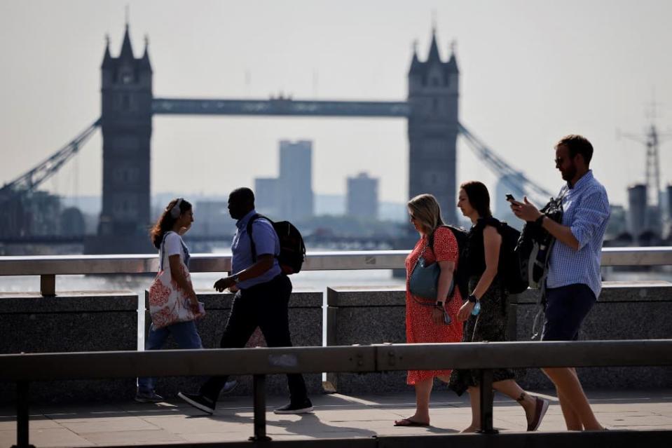 Des passants traversant le London Bridge à Londres le 19 juillet 2021. - Tolga Akmen