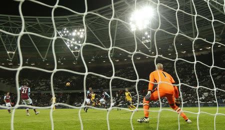 Britain Football Soccer - West Ham United v Arsenal - Premier League - London Stadium - 3/12/16 Arsenal's Alex Oxlade-Chamberlain scores their fourth goal Action Images via Reuters / John Sibley Livepic