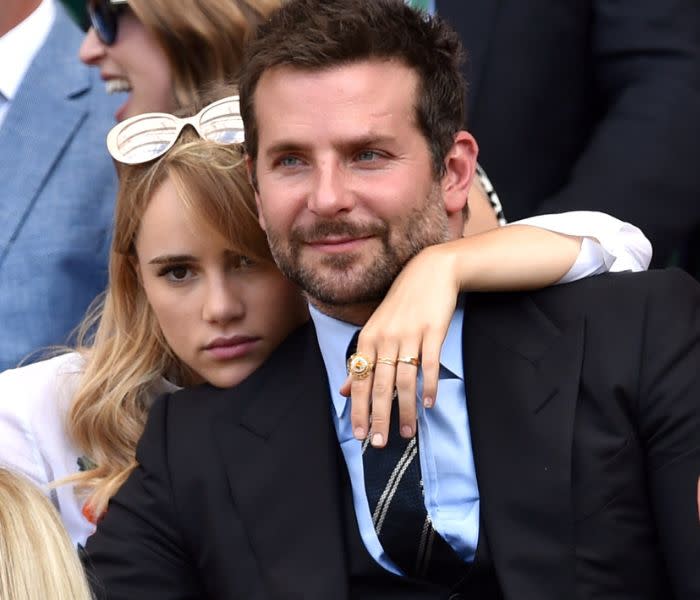 Suki Waterhouse con Bradley Cooper