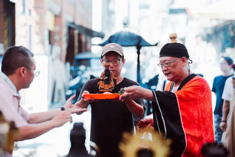 ▲柯智豪（中）去年獲得金曲獎最佳專輯製作人，來台北霞海城隍廟還願，致贈廟方兩尊戲神「田都元帥」與「西秦王爺」。上回城隍廟有信眾以神像還願，已超過半世紀前。（圖／柯智豪音樂工作室、劉哲均攝影）