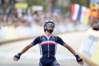 <p>Devant une foule immense, présente tout au long du parcours de 268,3 kilomètres entre Anvers et Louvain, Alaphilippe a signé la dixième victoire française dans l'épreuve-phare des Mondiaux.</p>