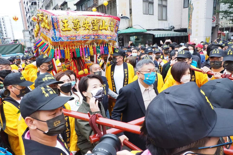 柯文哲卸任台北市長後，就不在扶青山王神轎出廟門的名單內。（圖／翻攝自柯文哲臉書）