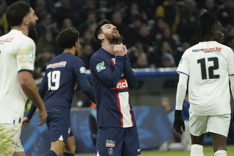 Lionel Messi del Paris Saint-Germain reacciona tras desperdiciar una ocasión de gol en el partido contra Marsella por la Copa de Francia, el miércoles 8 de febrero de 2023. (AP Foto/Laurent Cipriani)