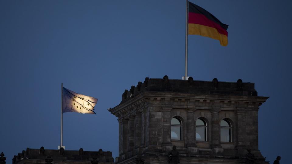 Der Mond geht hinter der EU-Flagge auf dem Reichstagsgebäude in Berlin auf. Deutschland übernimmt die Ratspräsidentschaft am 1. Juli von Kroatien für ein halbes Jahr.