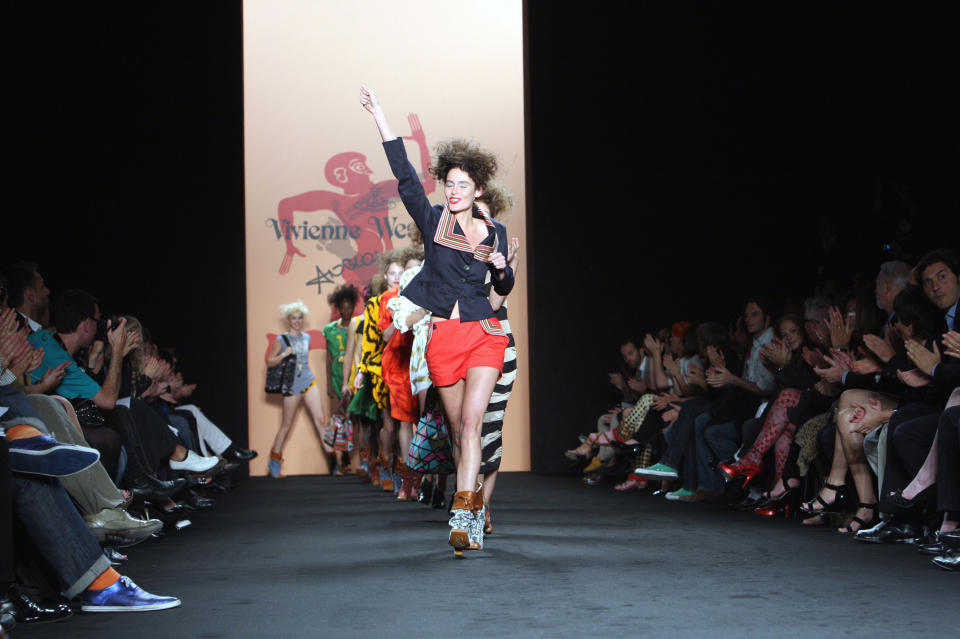Die Berliner Fashion Week ist nicht nur Anlaufstelle für die Newcomer unter den Designern, sondern auch für alt eingesessene Hasen. 2008 gab sich niemand Geringeres als die unkonventionelle, britische Designerin Vivienne Westwood die Ehre. (Bild-Copyright: Franziska Krug/Getty Images)