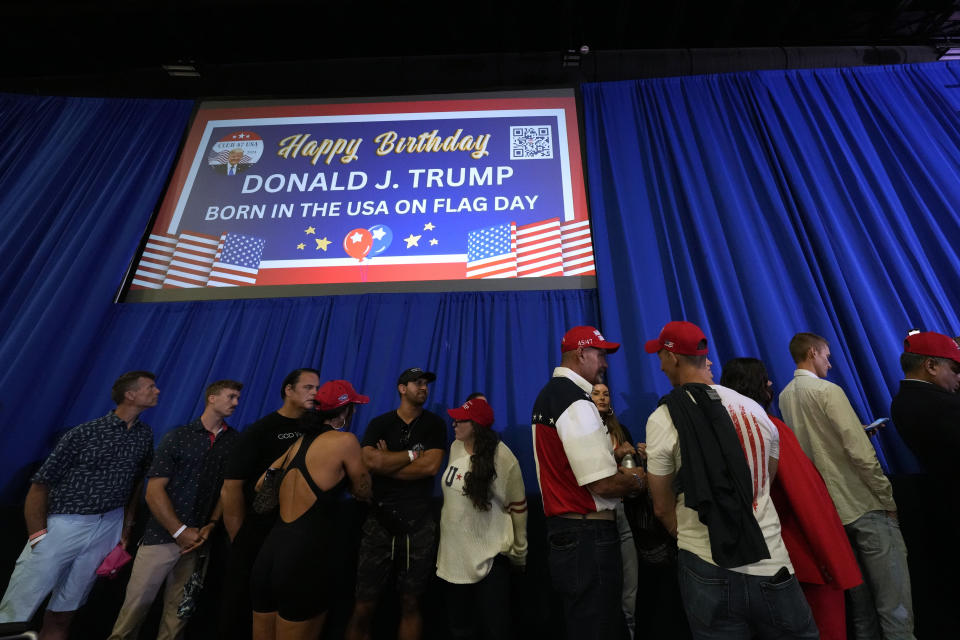 Simpatizantes llegan antes de que el candidato presidencial republicano, el expresidente Donald Trump, hable en la celebración de su cumpleaños, organizada por el Club 47, el viernes 14 de junio de 2024, en West Palm Beach, Florida. (AP Foto/Gerald Herbert)