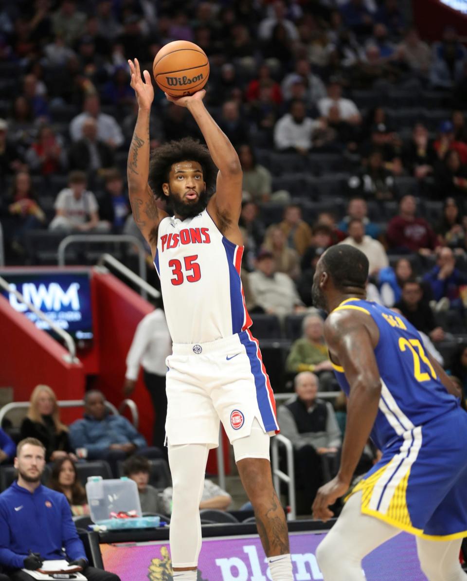 Marvin Bagley III scores over Warriors forward Draymond Green on Nov. 6.