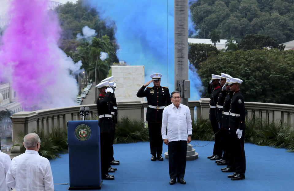 El presidente panameño Laurentino Cortizo participa en una ceremonia que marca 20 años desde que el Canal de Panamá fue entregado por los Estados Unidos, en la ciudad de Panamá, el martes 31 de diciembre de 2019. Si bien Panamá ha tenido éxito en el funcionamiento y la expansión del canal, la disminución de las lluvias y el aumento de las temperaturas han reducido el nivel de los lagos de agua dulce que llenan las esclusas, y Panamá debe encontrar una nueva fuente de agua para enfrentar la crisis. (AP Foto/Eric Batista)