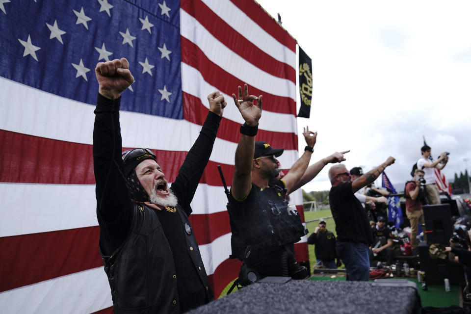 Miembros de la agrupación extremista 'Proud Boys' en un rally en Portland, Ore. (AP Photo/John Locher)