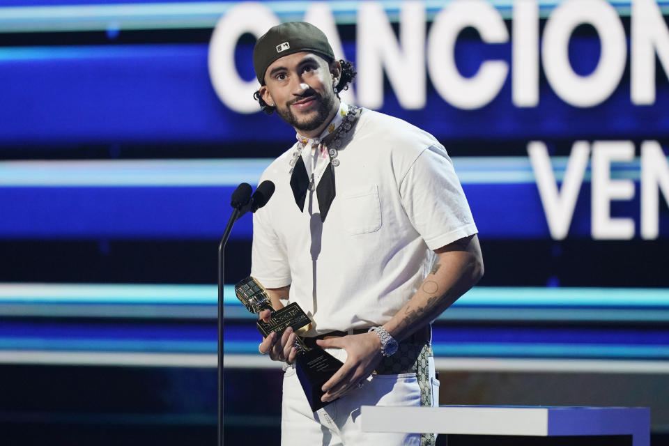 El cantante Bad Bunny con el premio a canción del año, ventas, por "Tití me preguntó" en los Premios Billboard de la Música Latina, el jueves 5 de octubre de 2023, en Coral Gables, Florida. (Foto AP/Marta Lavandier)