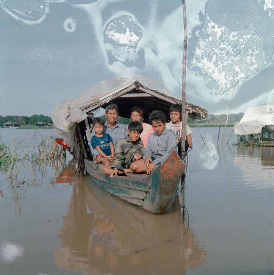 Chenla (far right) on the houseboat with parents Sambath and Youn, and siblings Ratin, aged 5, Din, 11, and Oudung, who is 12 (Lim Sokchanlina/Save the Children)