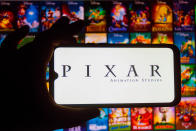 <p>Pixar Animation Studios es un estudio de animación computarizada mundialmente reconocido por sus largometrajes de animación como <strong>Toy Story, Encontrando a Nemo, Cars, Ratatouille, Coco</strong>, entre muchas otras. Desde <strong>2006, Pixar es una subsidiaria de Walt Disney Studios,</strong> otro estudio propiedad de The Walt Disney Company. Nació en 1986 cuando Steve Jobs compra LucasFilm, la división de producción informática de George Lucas, y lo convierte como una empresa independiente con unos 40 empleados. Disney adquirió Pixar por <strong>7.400 millones de dólares</strong> y la convirtió en un líder de las películas animadas.</p> <p>(Photo Illustration by Rafael Henrique/SOPA Images/LightRocket via Getty Images)</p> <p>Fuentes: <a href="https://www.pixar.com/our-story-pixar" rel="nofollow noopener" target="_blank" data-ylk="slk:Pixar;elm:context_link;itc:0;sec:content-canvas" class="link ">Pixar</a></p> 