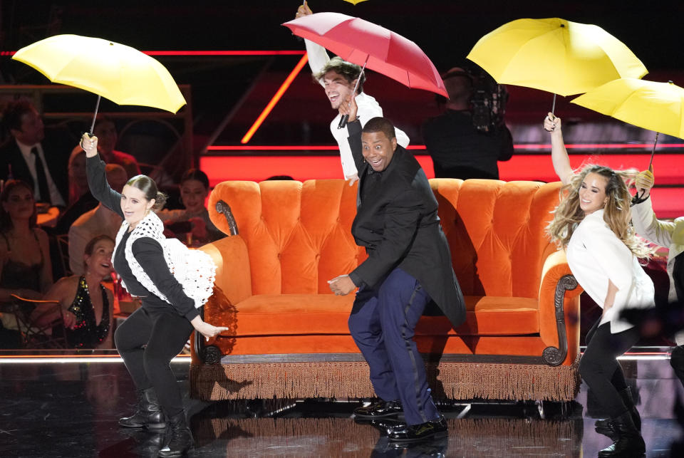 El anfitrión Kenan Thompson y bailarines interpretan un homenaje a “Friends” en la 74a entrega de los Premios Emmy el lunes 12 de septiembre de 2022 en el Teatro Microsoft en Los Angeles. (Foto AP/Mark Terrill)