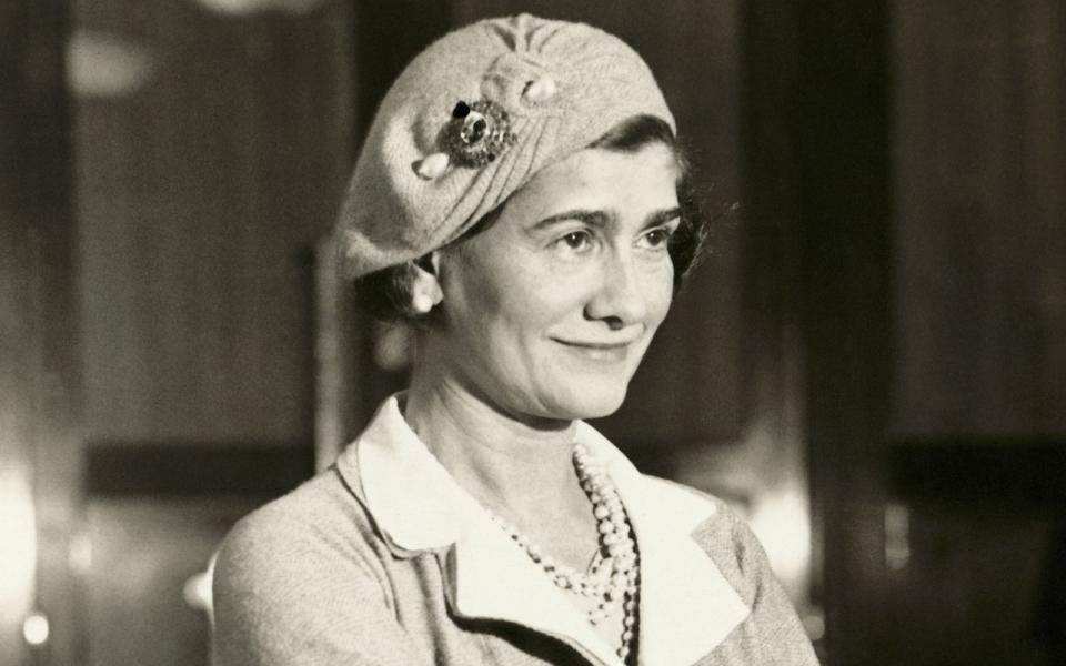 Mondän, zeitlos, smart - Gabrielle "Coco" Chanel (1883-1971) revolutionierte die Modeszene wie keine andere. Ob das legendäre kleine Schwarze, das Tweed-Kostüm, Modeschmuck oder die Frauenhose: Coco Chanel wurde mit ihren unverwechselbaren, einzigartigen Looks zur Pionierin der Mode und der Frauen. (Bild: George Rinhart / Getty Images)