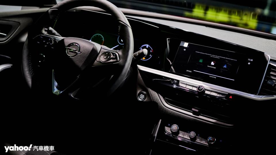 本世代Opel主軸的Pure Panel整合儀表在Business Elegance Modern等級以上為12”+10”的組合。