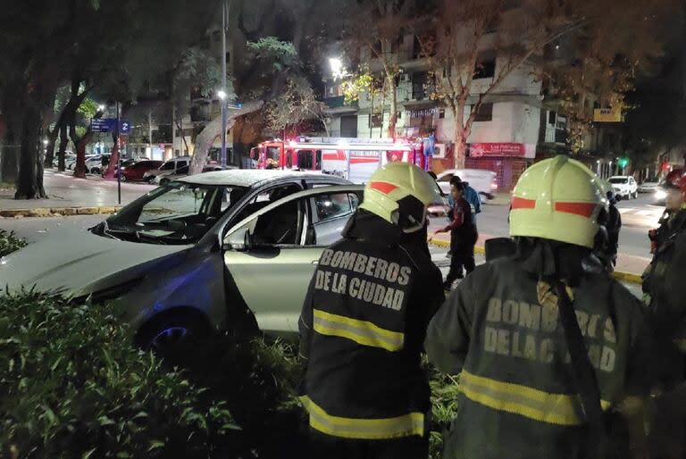 Accidente en Parque Patricios: investigan la muerte de un automovilista cuyo rodado se subió a la vereda