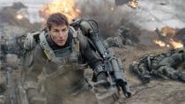 Kein Murmeltier, das helfen könnte, weit und breit. In "Edge of Tomorrow" zieht Major Bill Cage (Tom Cruise) in die Schlacht gegen einen Alienschwarm, der die Zeit beeinflussen kann - und deshalb immer einen Schritt voraus ist. (Bild: Warner Bros. Television)