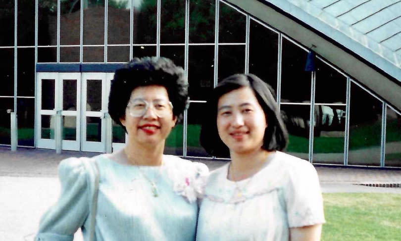 母親節時蘇姿丰（右）在推特上，PO出讀書時期與母親羅淑雅（左）的合照。（圖／翻攝自Lisa Su推特）