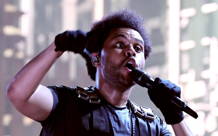 Der Kanadier The Weeknd arbeitet am Soundtrack zum zweiten &quot;Avatar&quot;-Film mit. Der R&amp;B-Star trat bereits in der renommierten Super-Bowl-Halbzeitshow auf. (Bild: Theo Wargo / Getty Images for Live Nation)