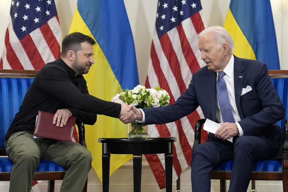 El presidente de Estados Unidos, Joe Biden, estrecha la mano de su homólogo ucraniano, Volodymyr Zelenskyy, durante una reunión en París, el 7 de junio de 2024. (AP Foto/Evan Vucci)