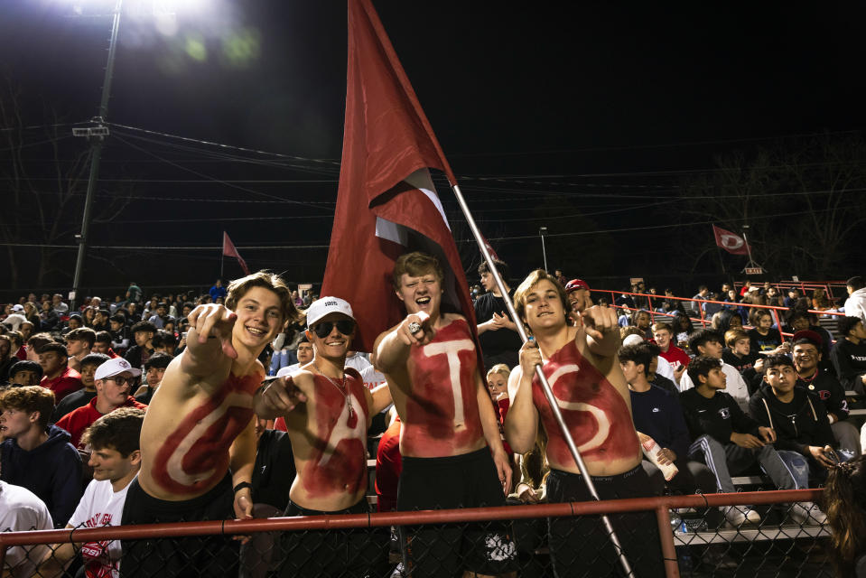 Aficionados en una multitud de 2800 personas cuando el equipo de fútbol varonil de Dalton High School recibió a Southeast Whitfield High School, en Dalton, Georgia, el 17 de marzo de 2022. (Audra Melton/The New York Times)
