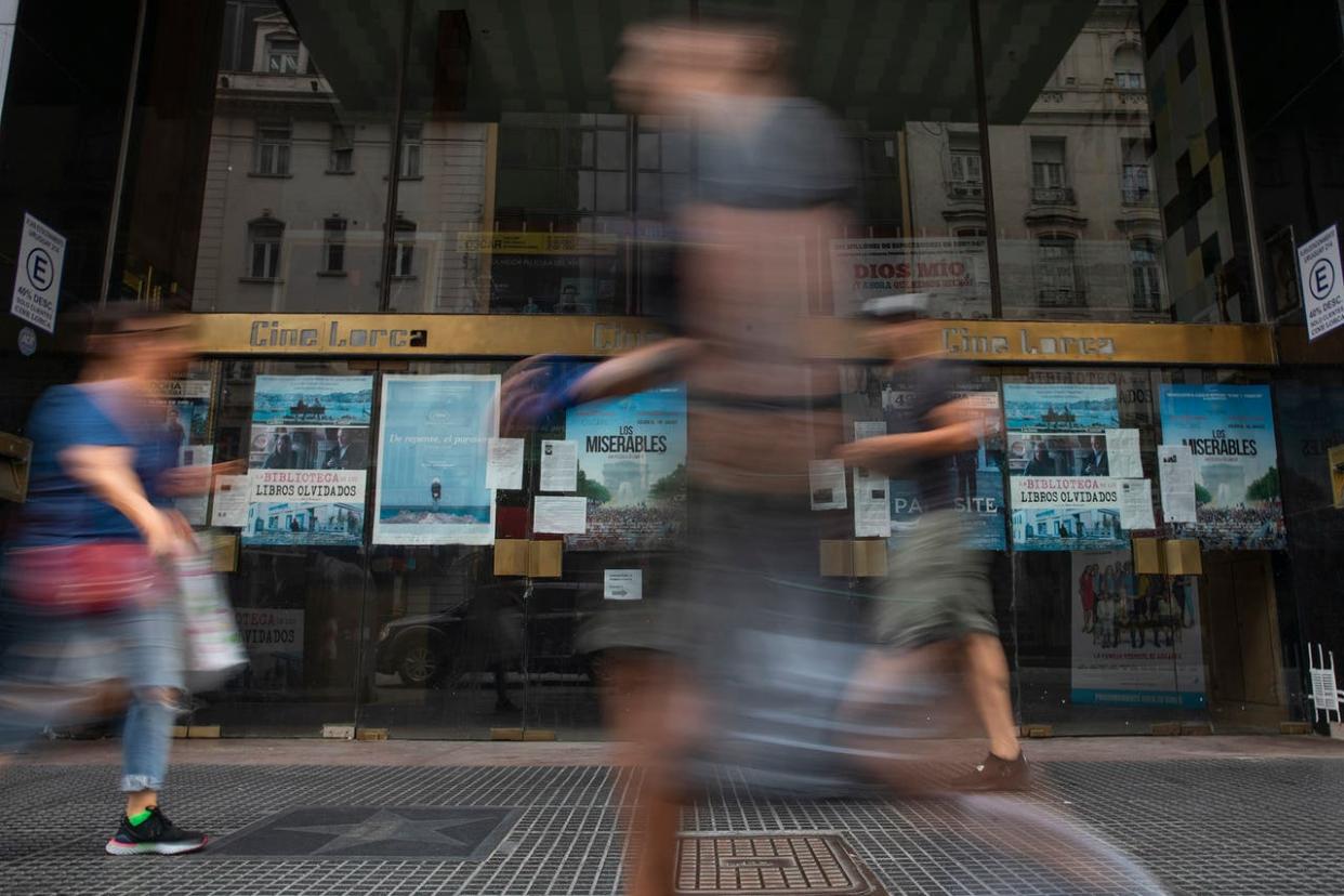 El cine Lorca, en la calle Corrientes, templo de la cinefilia, aún luce en su marquesina los títulos exhibidos en marzo, cuando debieron cerrar todas las salas. Actualmente, su reapertura se espera para enero de 2021