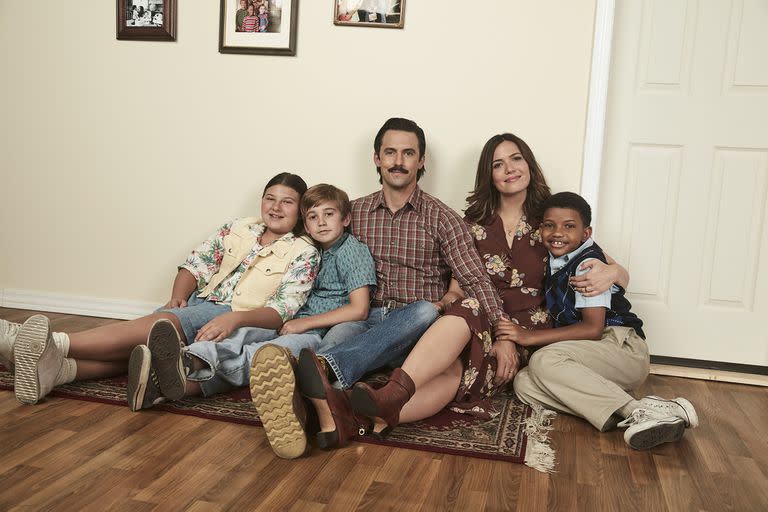 Milo Ventimiglia y Mandy Moore como Jack y Rebecca Pearson junto a sus hijos en This is Us