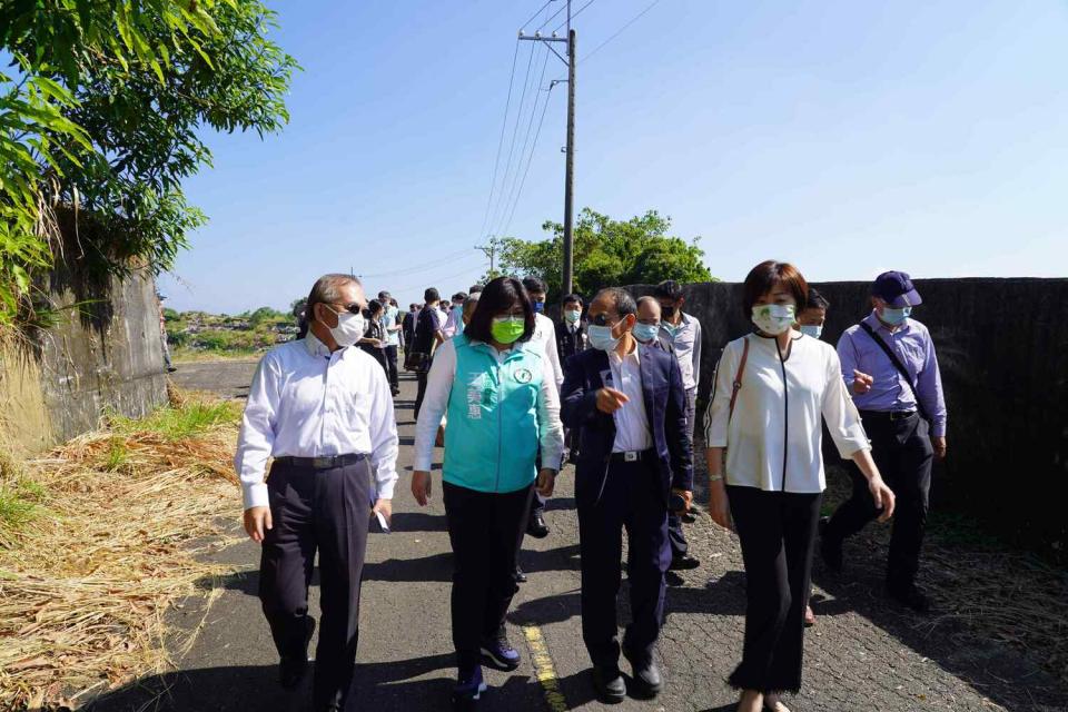 王美惠邀請相關單位會勘殯葬園區聯外道路。   圖：立委王美惠服務處/提供