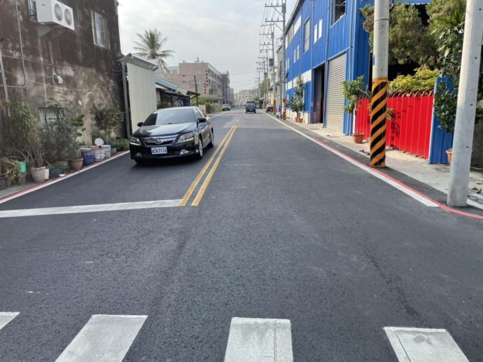 為解決安南區頂安街路寬不一的香腸路，短短不到百公尺，市府工務局投入四千萬元預算辦理後段道路拓寬工程。 （市府提供）