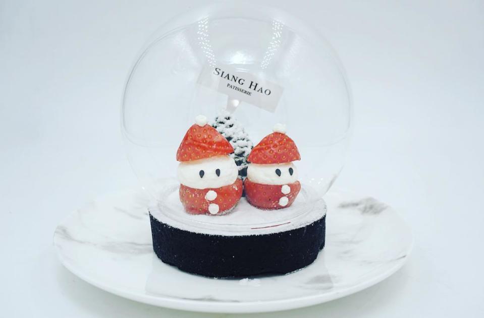 「草莓雪人水晶球」以Q版雪人營造冬季雪景（160元／個，即日起至1月31日）。（Siang Hao Patisserie法式甜點提供）
