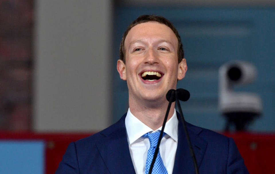 <p>Mark Zuckerberg è uno dei fondatori di Facebook e dal 2013 è presidente e amministratore delegato. Ha un patrimonio netto stimato da Forbes di circa 73 miliardi di dollari. (Getty) </p>