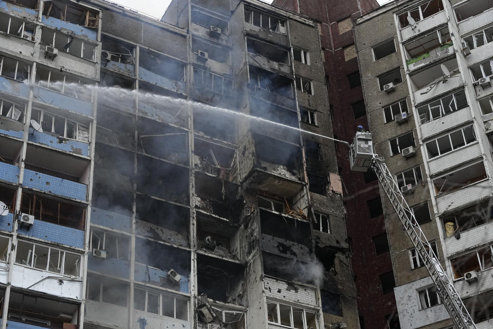 俄羅斯7日以飛彈襲擊烏克蘭基輔後，消防隊員正在努力撲滅一棟公寓樓的火災。（美聯社）