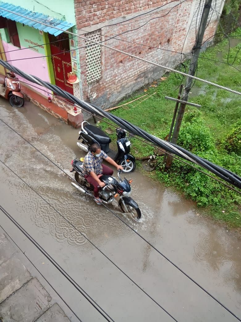 <div class="paragraphs"><p>Waterlogged roads makes commuting difficult.</p></div>