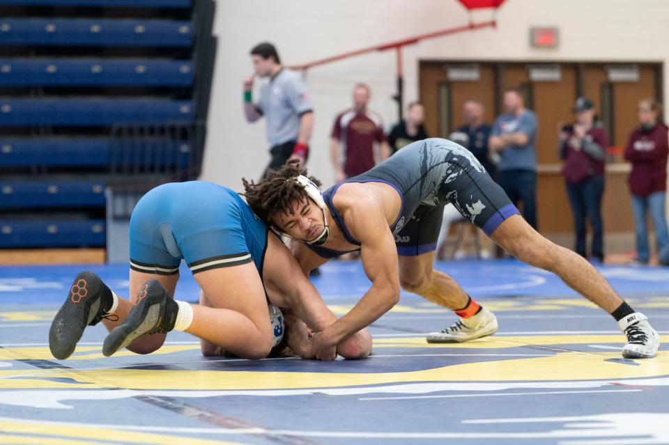 Lakeview's Dayveon Rupert competes against Plainwell during the McGinnis-Evans Invitational at Battle Creek Central High School on Saturday, Jan. 27, 2024.