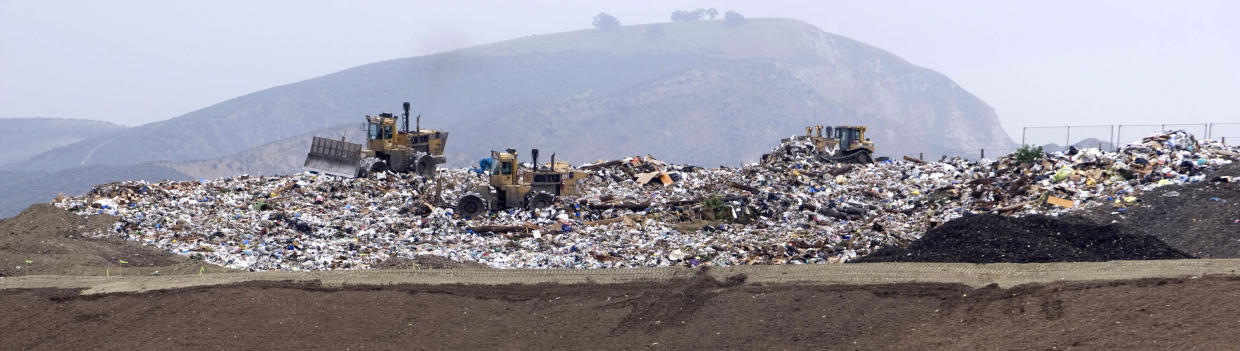 Bulldozers move trash atop of a 300-feet tall hill at the Simi Valley Landfill and Recycling Center in Simi Valley, California May 8, 2008. Trash, rubbish, whatever you call it, the 1.6 billion tonnes of stuff the world throws away each year -- 250 kilograms per person -- is being touted as a big potential source of clean energy. As concerns about climate change escalate and prices on fossil fuels like oil and natural gas soar to record levels, more companies are investing in ways to use methane gas to power homes and vehicles.  To match feature ENVIRONMENT-WASTE/     REUTERS / Hector Mata (UNITED STATES)