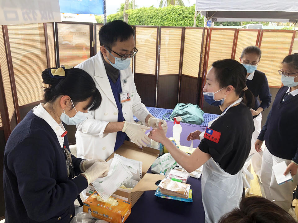 八日上午，花蓮慈院急診團隊為遭針扎的大體修復師進行治療。
