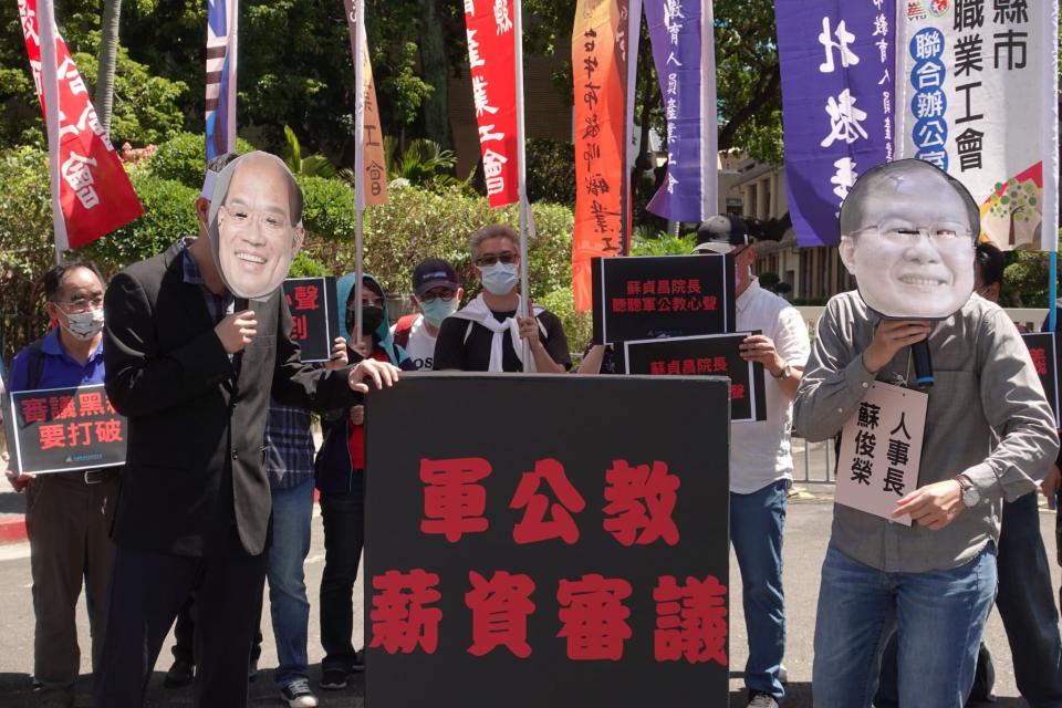 全教總及縣市會員工會代表6月30日再赴行政院，要求軍公教員工待遇審議應制度化，且須讓公教受雇者代表參與每年的軍公教員工待遇審議委員會議。圖 / 取自全教總臉書