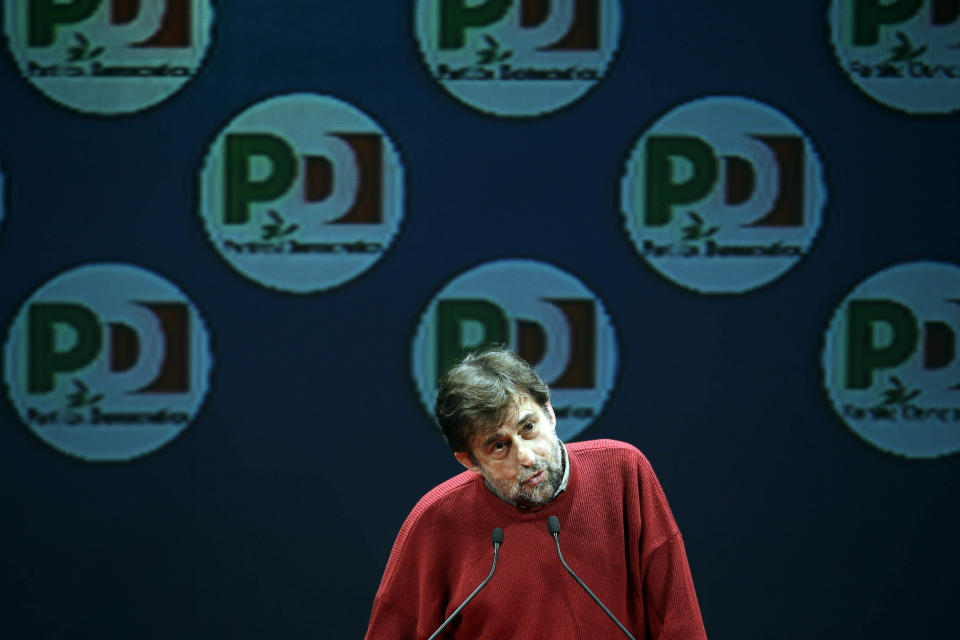 2013, Moretti al vertice del Pd con Pierluigi Bersani (AP Photo/Gregorio Borgia).