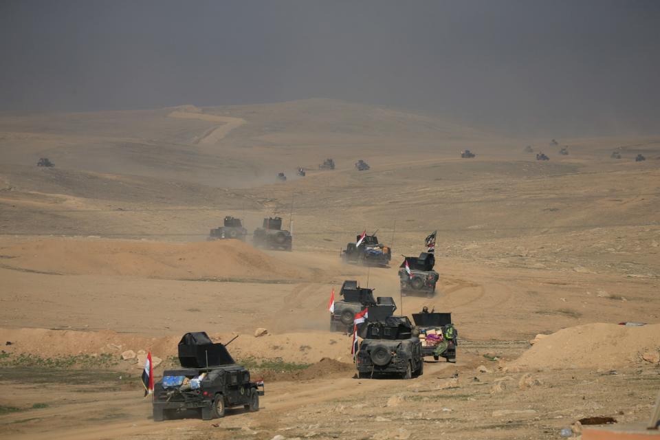 <p>Counter-terrorism service (CTS) troops advance towards Ghozlani military complex, south of Mosul, Iraq February 23, 2017. (Alaa Al-Marjani/Reuters) </p>