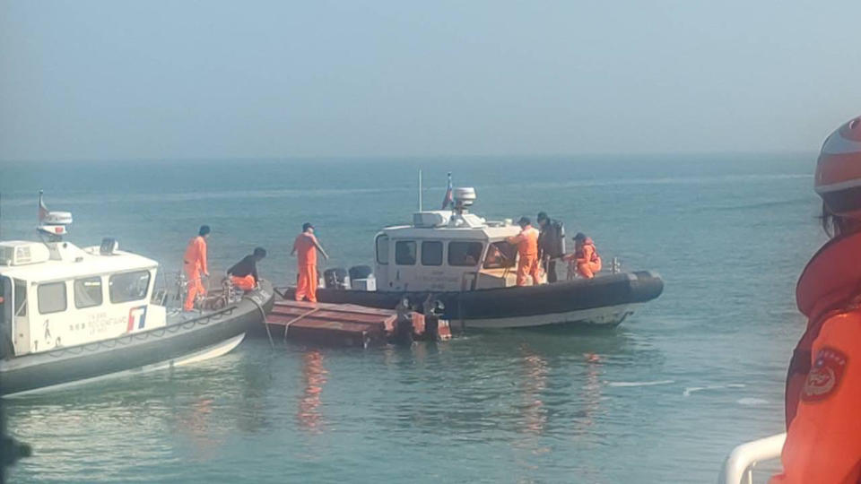 大陸快艇在金門海域翻覆，造成船上漁民落海罹難2死事故。（圖／本報系資料照）