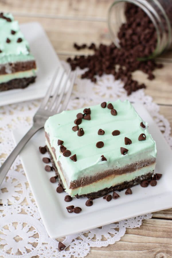 <p>The best thing about this minty, chocolatey lasagna is that there's no baking required. Just refrigerate for 30 minutes and you're done!</p><p>Get the <strong><a href="https://inspiringcooks.com/recipe/no-bake-mint-chocolate-lasagna-dessert-recipe/" rel="nofollow noopener" target="_blank" data-ylk="slk:Mint Chocolate Lasagna recipe;elm:context_link;itc:0;sec:content-canvas" class="link ">Mint Chocolate Lasagna recipe</a> </strong>from My Natural Family. </p>