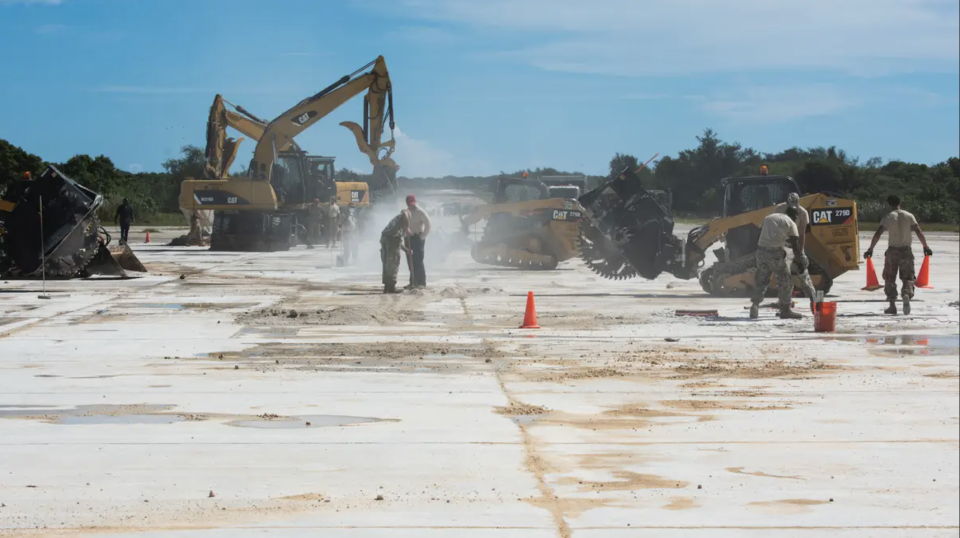 Arbeiter reparieren im Oktober 2019 Flugplatzschäden auf dem Northwest Field der Andersen Air Force Base. - Copyright: US Air Force/Airman 1st Class Michael S. Murphy