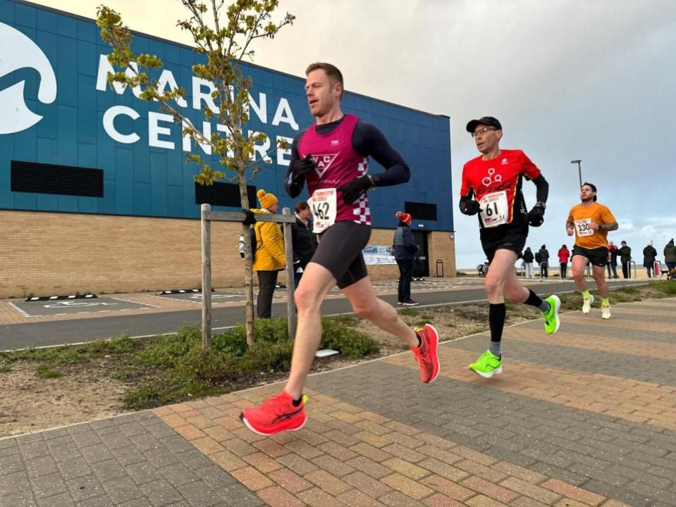 Eastern Daily Press: Mark Armstrong about to start the second lap of the Yarmouth 5M event