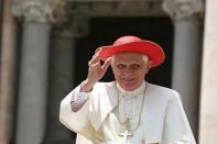 <p>Le pape Benoît XVI prend des positions fortes concernant l’écologie. En 2007, il évoque "la terre maltraitée (…) en raison de l’utilisation abusive des ressources et de leur exploitation égoïste et sans aucune précaution". Il s’engage à ce que le Vatican montre l’exemple en devenant neutre en émission de carbone.</p> 