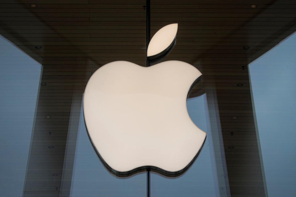 The Apple logo is seen at an Apple Store, as Apple's new 5G iPhone 12 went on sale in Brooklyn, New York, U.S. October 23, 2020.  REUTERS/Brendan McDermid - RC2MOJ9YGR8V