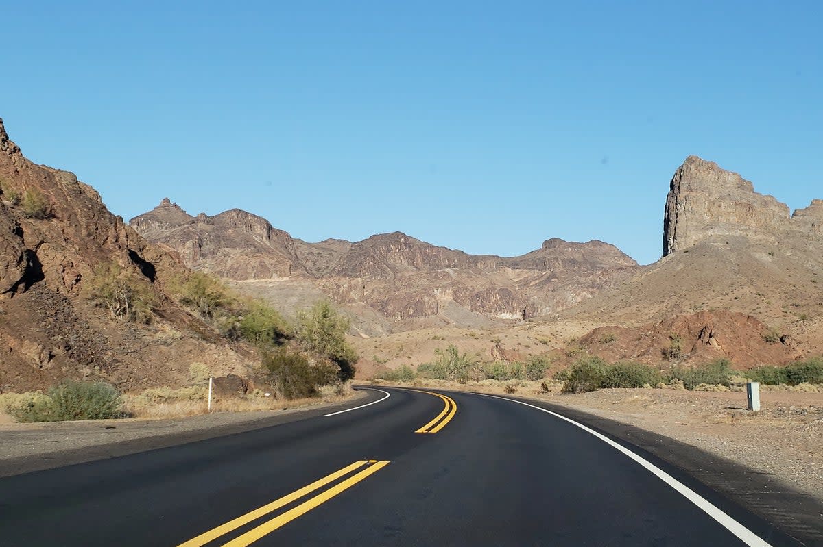 The Mohave mountains are a backdrop on Route 95 to Lake Havasu (Simon and Susan Veness)