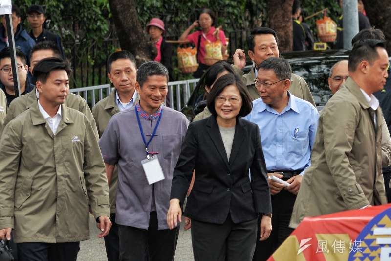 20171022-2017台北客家義民嘉年華挑擔踩街，蔡英文在柯文哲與李永得陪同之下入場。（甘岱民攝）