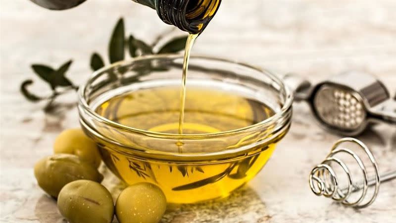橄欖油分成5種等級，其中一種叫做「橄欖粕油」，由橄欖果渣壓製而成，幾乎沒有營養價值。(圖翻攝自/pixabay)