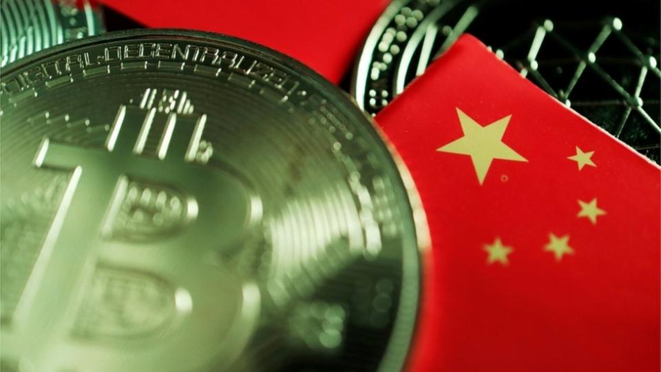 Una representación del bitcoin y la bandera china